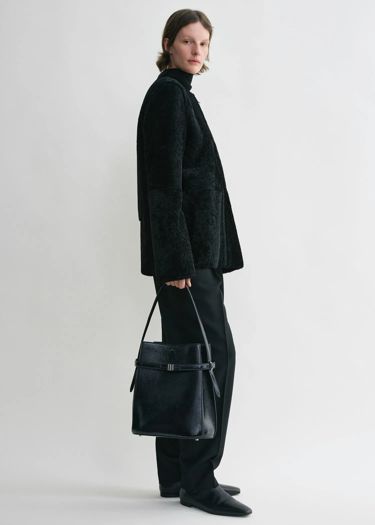 Belted Naplack bucket bag navy