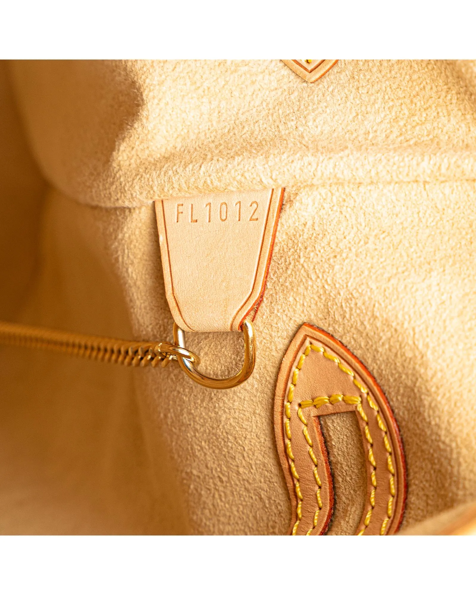 Nomade Petit Bucket Leather Bag with Adjustable Straps and Interior Zip Pockets